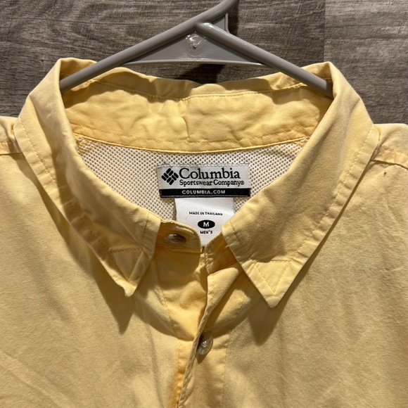 Columbia Pre loved Men Shirt in yellow in good condition. Size medium. - Picture 2 of 7